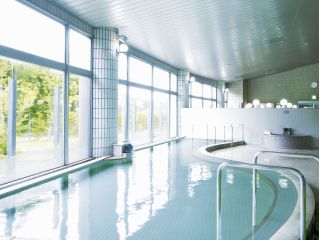 大浴場 ろっかぽっかのお湯は、塩化物泉の温泉です。 塩の力で体の隅々まで温まり、湯冷めしにくい性質があります。 冷え性などでお悩みの方にも最適な泉質です。