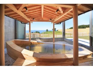 ハタハタ舟をモチーフにした露天風呂♪ 日本海が一望できます。