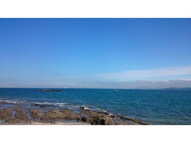 白い砂がとても綺麗な波左間の海です