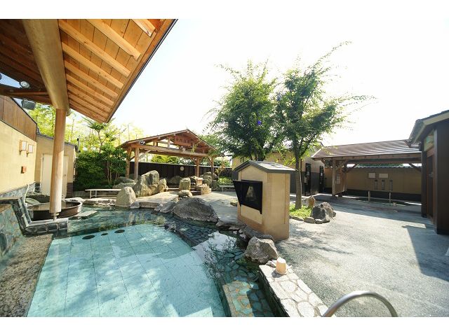 野趣あふれる野天風呂では空を見上げ、非日常を感じながらゆっくりお過ごしください。