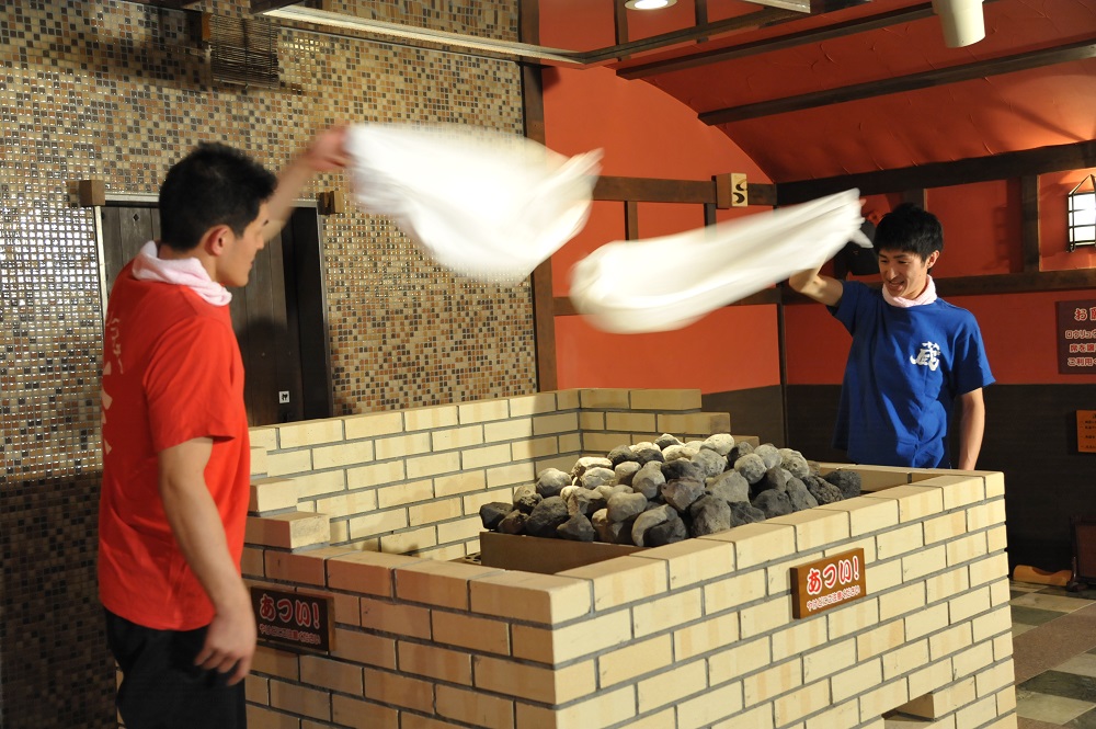 岩盤浴で行うロウリュウアトラクションでは大量の発汗を促し、アンチエイジング、デトックス効果があると言われております。