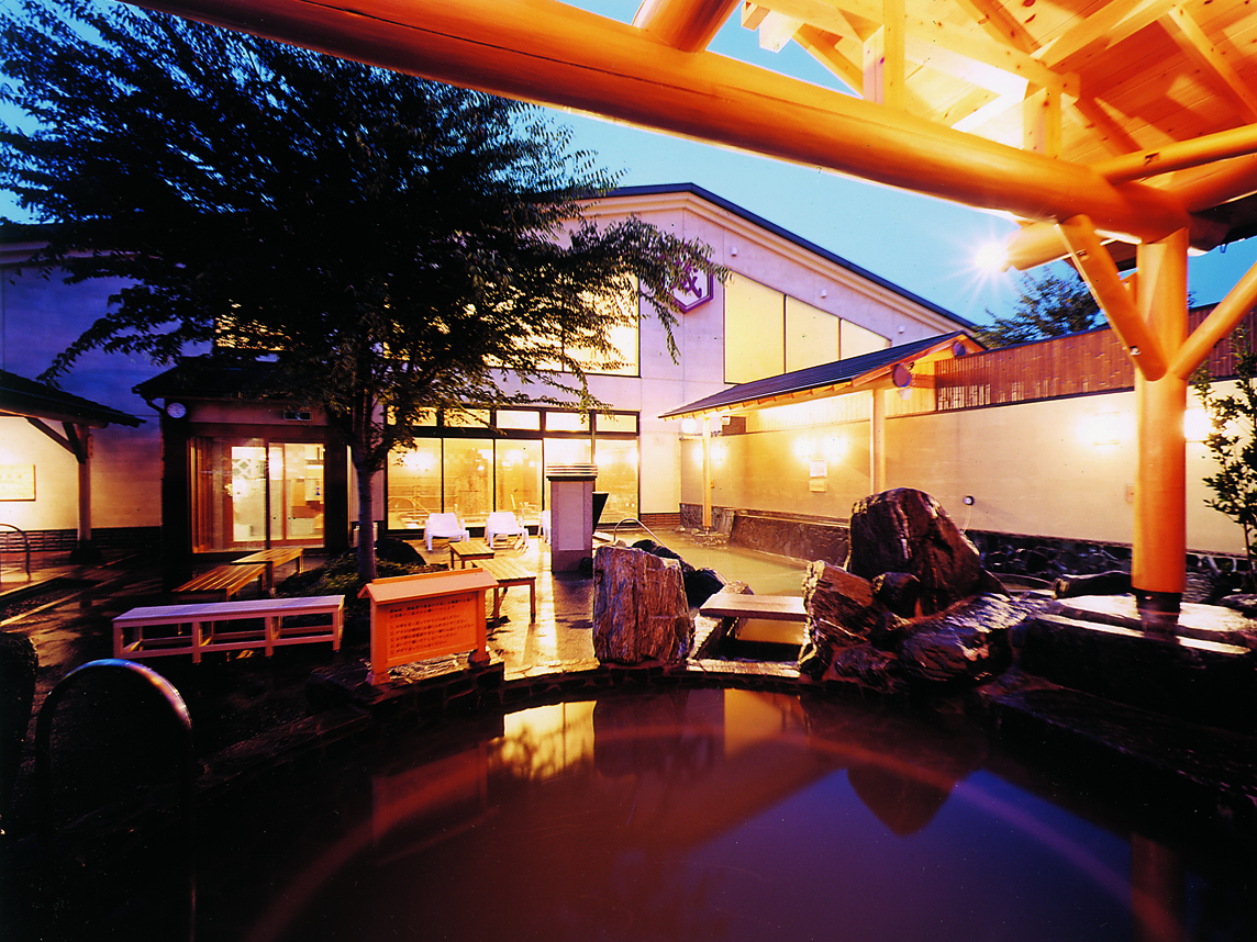 地下1,200メートルより汲み上げた天然温泉や炭酸風呂をご用意しております。