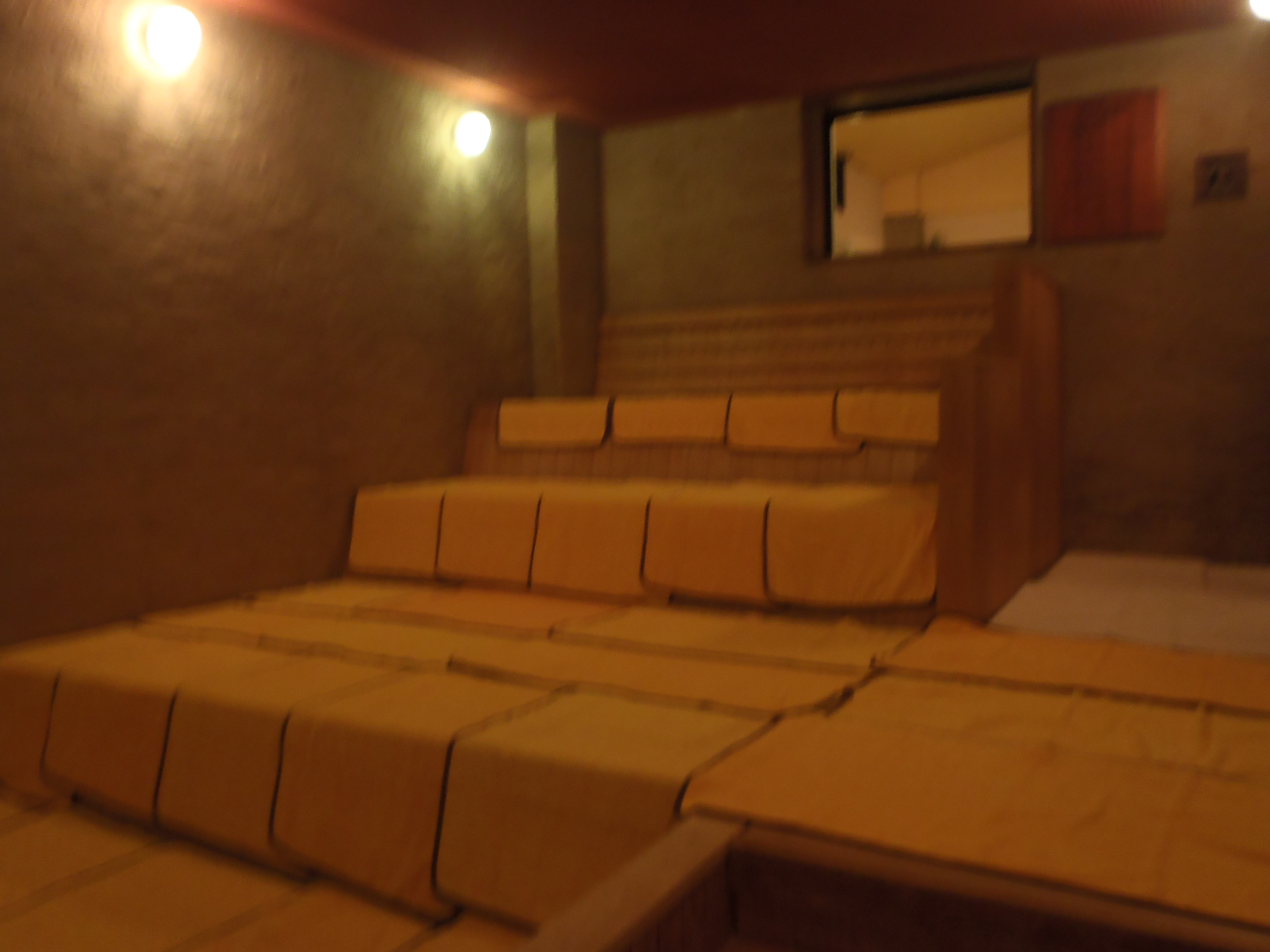 広めの高温サウナではロウリュウサービスも開催中!強烈な熱波で大量発汗を促します。その後の水風呂&外気浴で「ととのう」体験をしてみませんか?