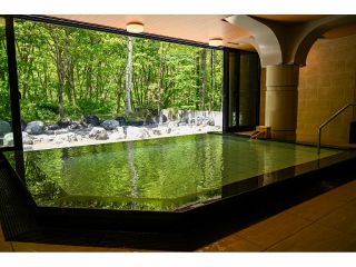 開放的な浴室は大自然に癒されながらゆったりとした時間を過ごせます。