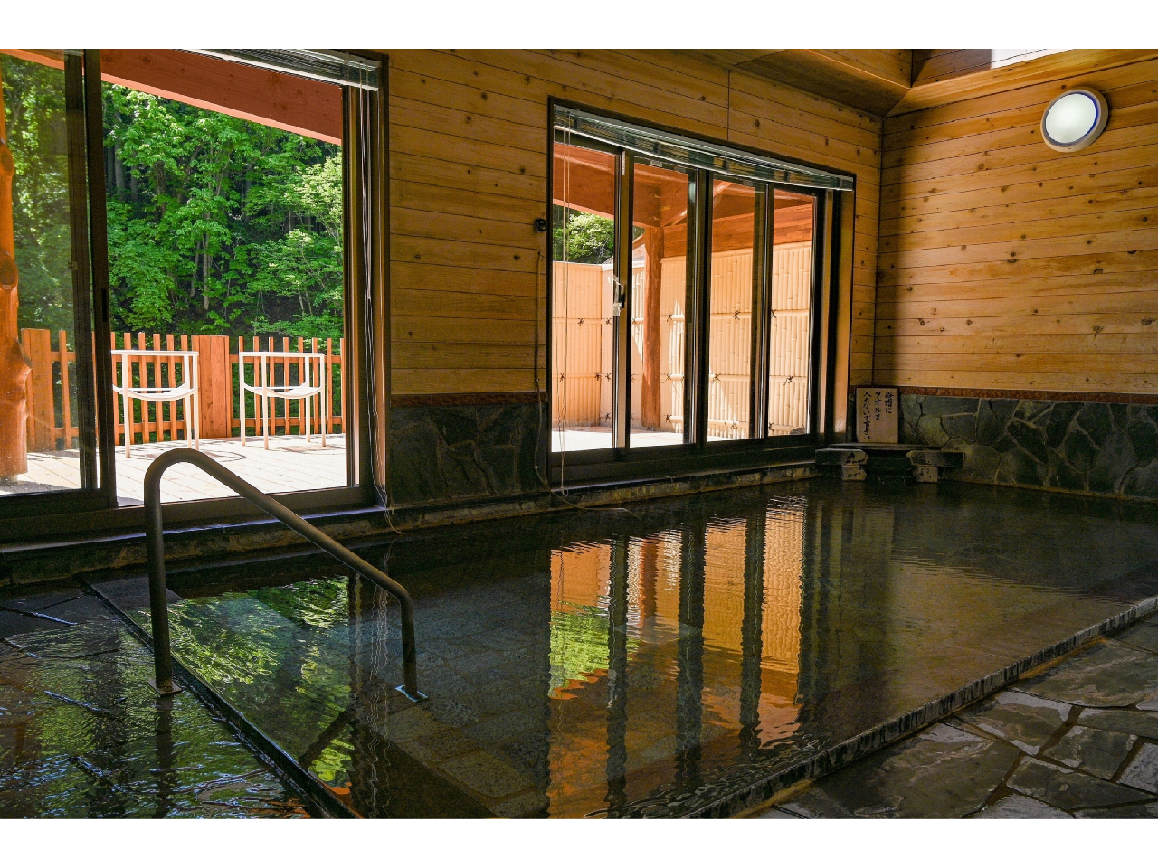 店内では、檜枝岐村の美しい自然を撮影したポストカードやポスターを販売しています