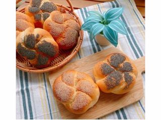 【カイザーゼンメル:6個】押し型を使わないで成形して、けしの実(白・青)をつけて焼きます。 そのまま食べても、好きな具材をサンドして食べても美味しいです。