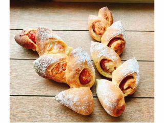 【スペルト小麦のベーコンエピ&ウインナーエピ:各3個】ベーコンとバジル、ロングウインナーとチーズを巻いたエピ!!生地をカットする時が楽しいです。