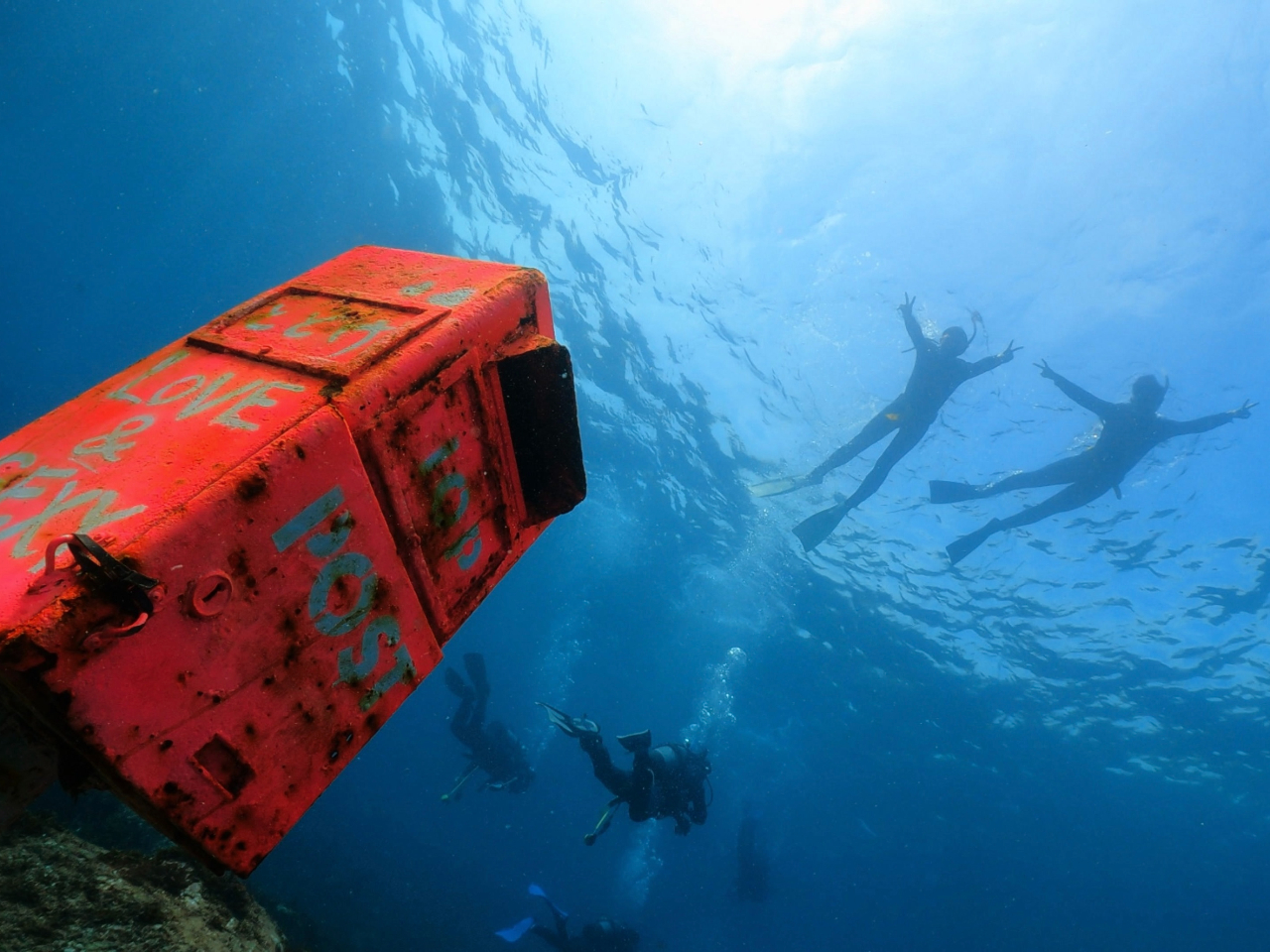 伊豆海洋公園には名物の水中ポストも!