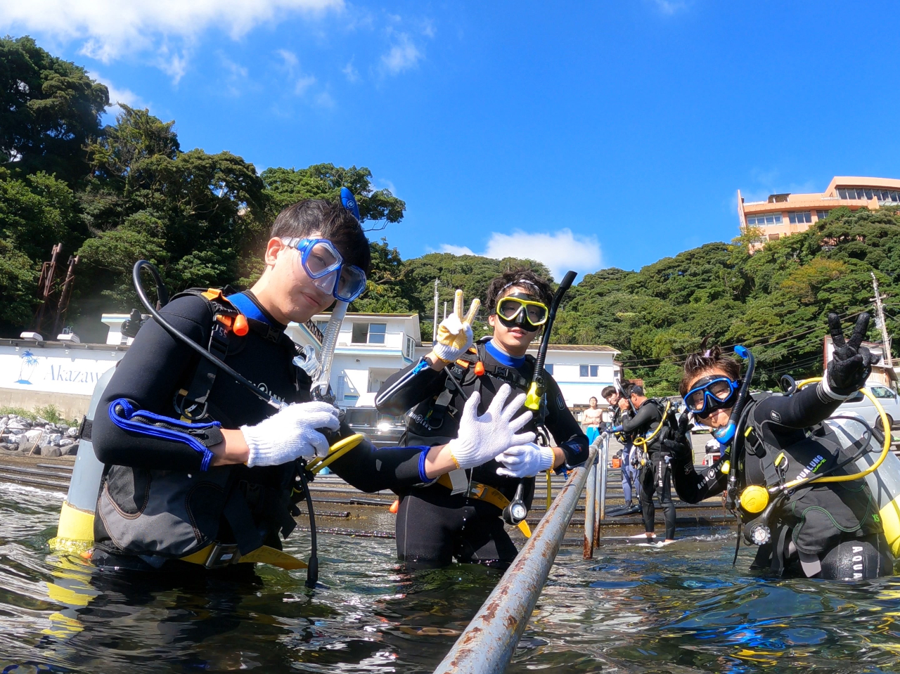 浜から歩いて水に入り足の着くところから始めるので初めてでも安心です