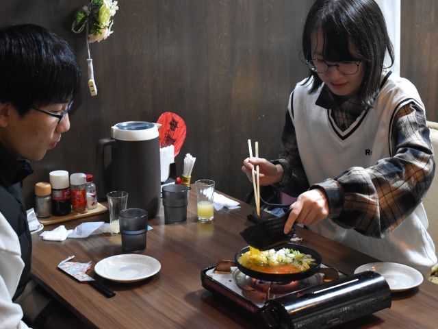 漬物ステーキを作っています。漬物を鉄板で焼き、卵でとじて完成です。