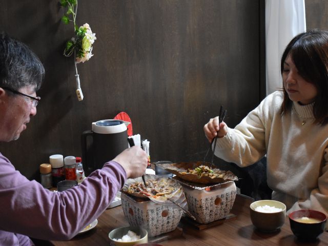 最高ランク、A5等級飛騨牛や野菜などを味噌と一緒にほうばの葉の上で焼いていただきます。どうして葉っぱが燃えないのだろう?など、色んな疑問にもお答えします。