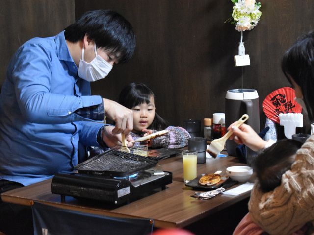 五平餅を焼いています。「食育」という観点からもお子さまと一緒にいかがでしょう?