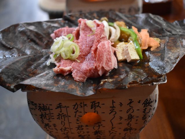 A5ランクの最上級飛騨牛をタップリ乗せ、野菜やキノコと一緒に郷土料理「ほうば味噌」でいただきます。ごはんにもお酒にもよく合います。