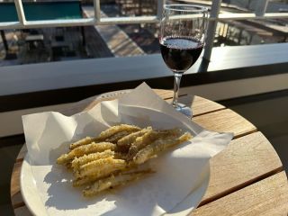 釣ったわかさぎを天ぷらに、山梨県産グラスワインセット