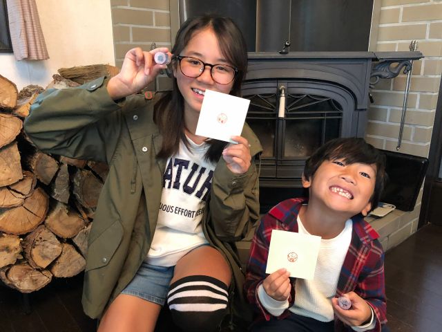 お子様でも楽しく作れます。4歳ぐらいのお子様から体験出来ます。