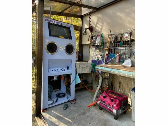 サンドブラストと言う技法で、ガラスを彫ります。