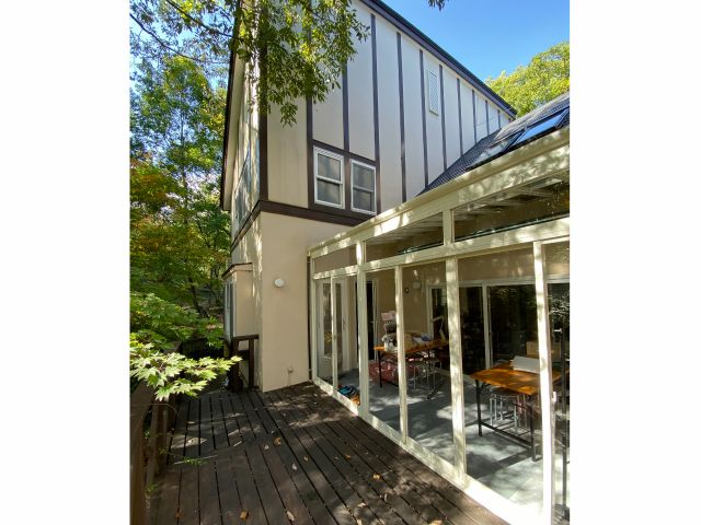 ウィンターシーズンは、暖かいサンルームか薪ストーブ前での体験です。ペットも一緒に体験出来ます。