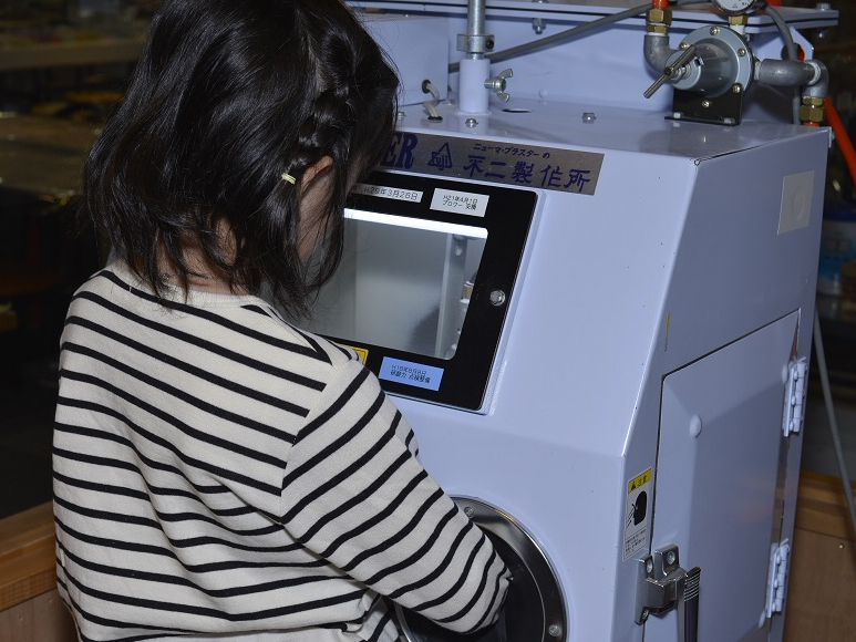 ThuXg@ō|ănR𒤂܂BȂqlł̌o܂B