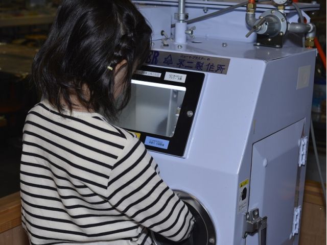 サンドブラスト機で砂を掛けてハンコを彫ります。小さなお子様でも体験出来ます。