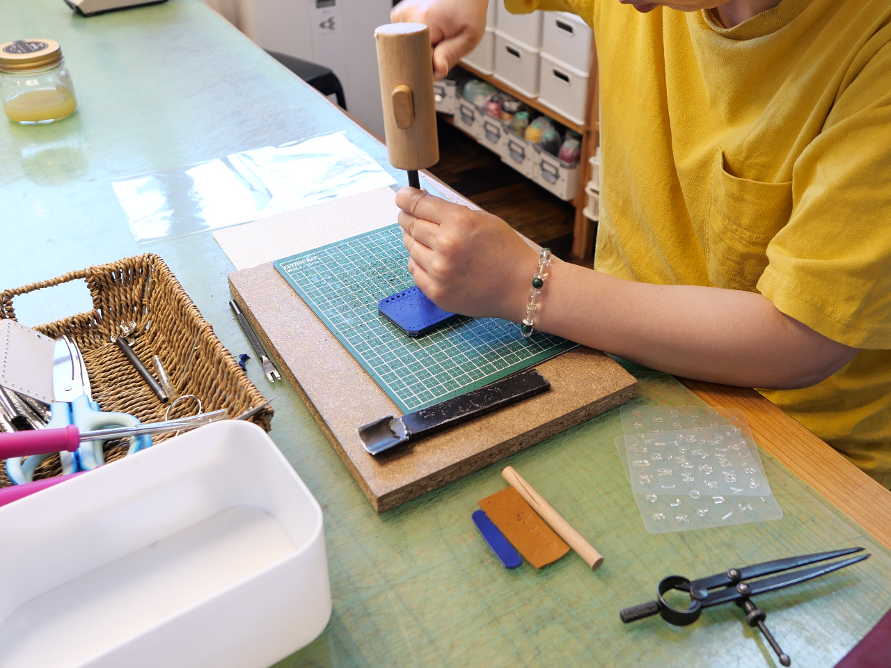 専用の道具を使い縫い穴をあけます