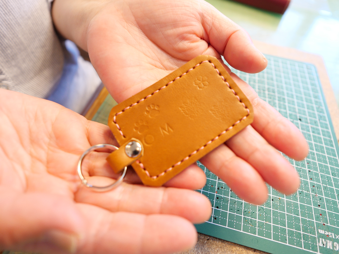 まわりをステッチして キーリング 完成!