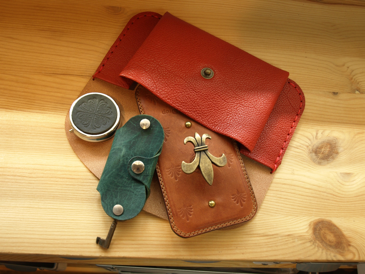 マチ付きで小物の収納に便利