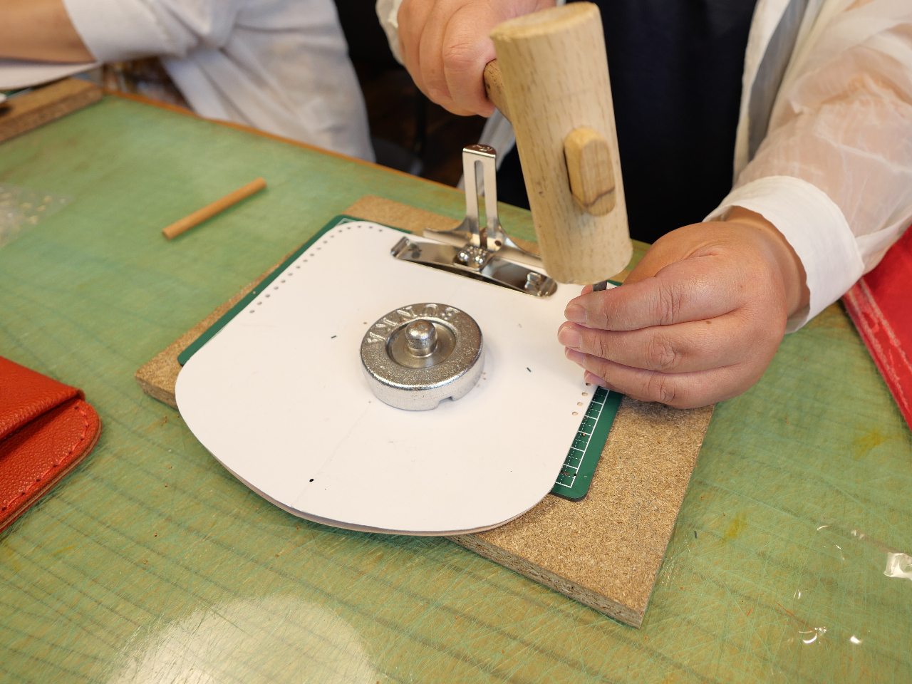 型紙に合わせて ひとつひとつ穴をあけていきます