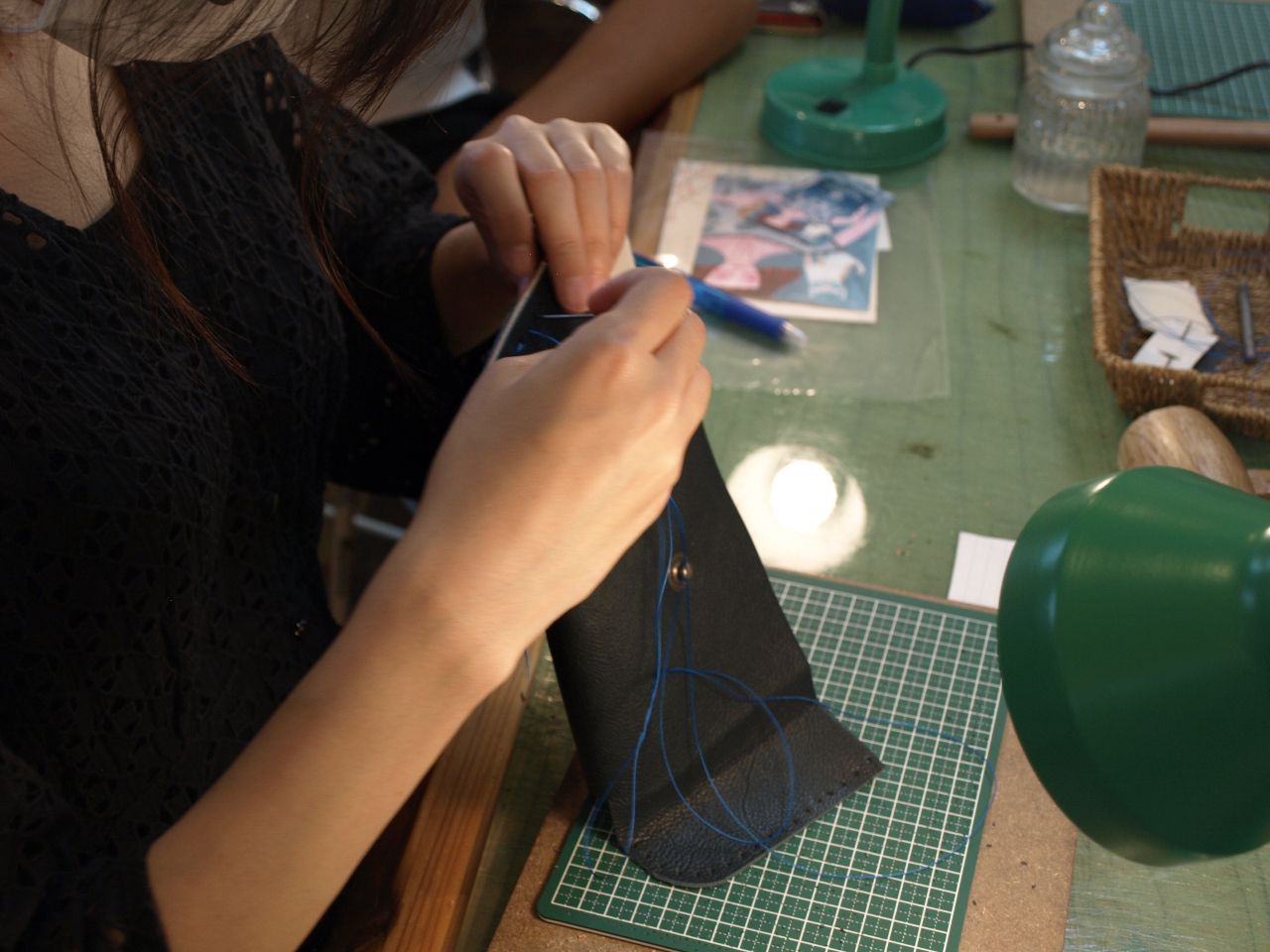 穴に合わせて縫い進めていきます