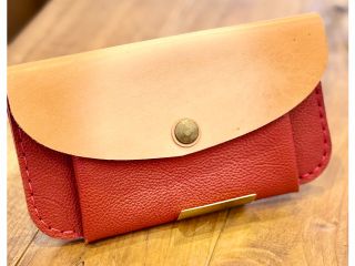 マルチに使えるシンプルな革のポーチ