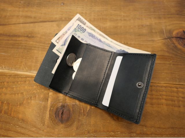 お札・小銭・カードが入る小さなお財布