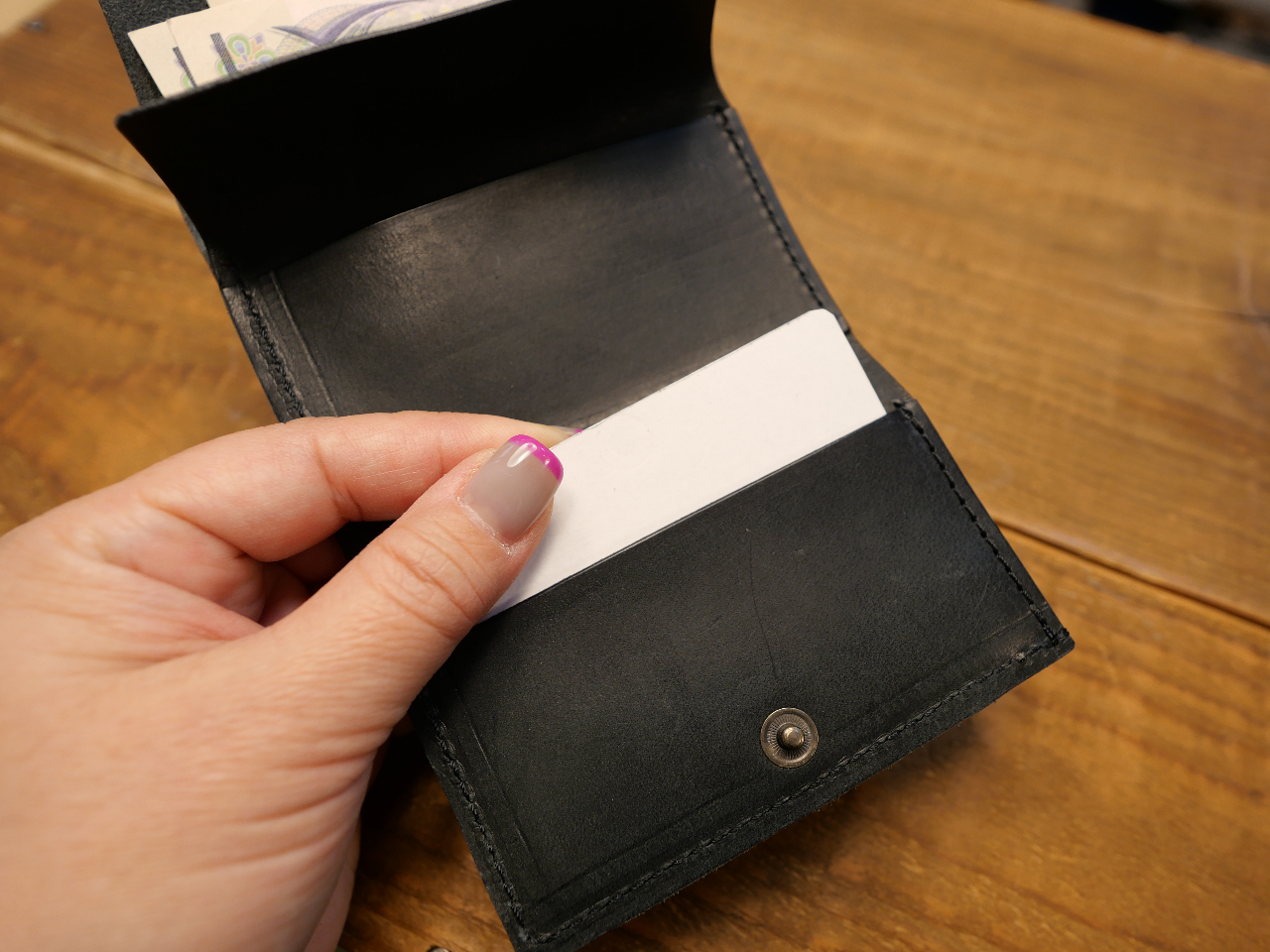 手前にカードポケット