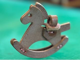 手のひらサイズの可愛らしい馬のチャームです