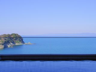 紀伊水道一望の爽快な海景色が広がります