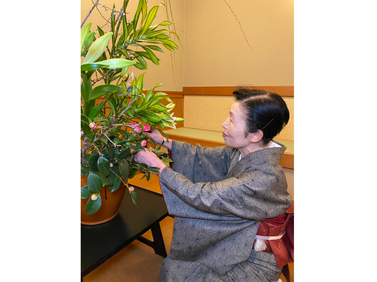 華道家元池坊生花投入盛花教授 正保雅知(油屋大女将)