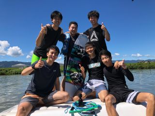 ウェイクボード最高!お友達、家族、カップル、お一人様でも大歓迎!どなたでもお気軽にご参加いただけます!