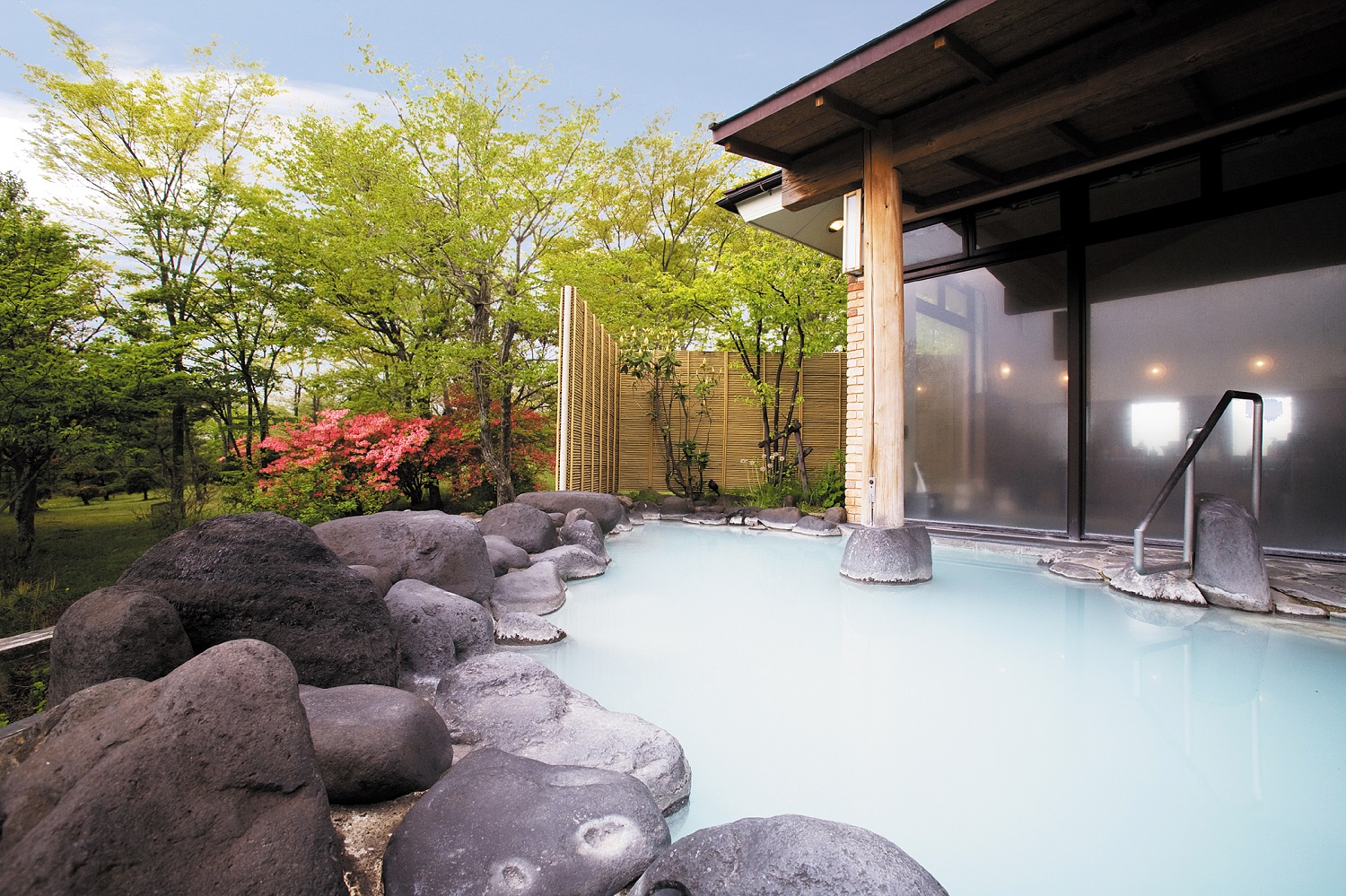 手ぶらでok 日帰り温泉 天然硫黄泉だからこその健康 美肌効果 露天風呂から四季を感じる景観美に大満足 那須高原 ホテルビューパレス じゃらん 遊び体験