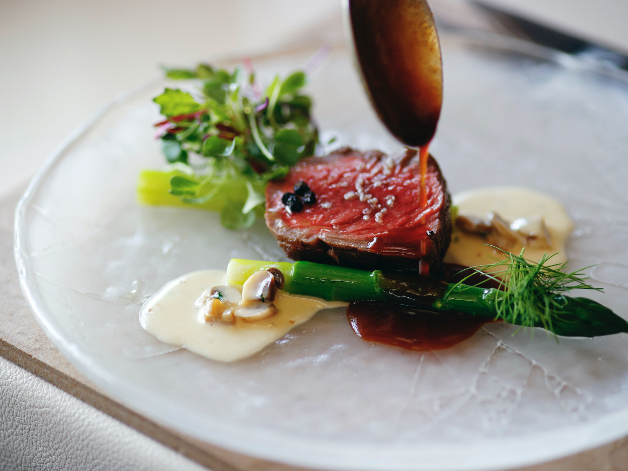 料理一例。入間市の彩の夢味牛と瑞穂町のグリーンアスパラガス。食材は季節ごとに変わります。