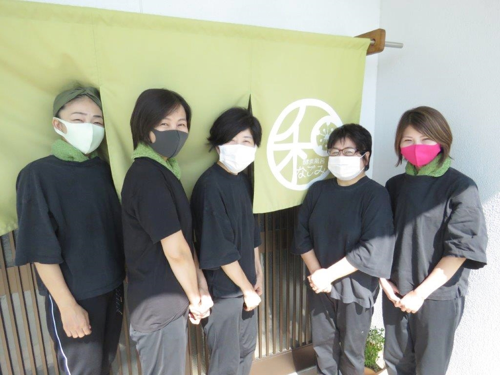 Ǒ΍͓OꂵĂ܂B}XNpAACAŁBPɎ󂯕t邨qlSlȉɐĂ܂B