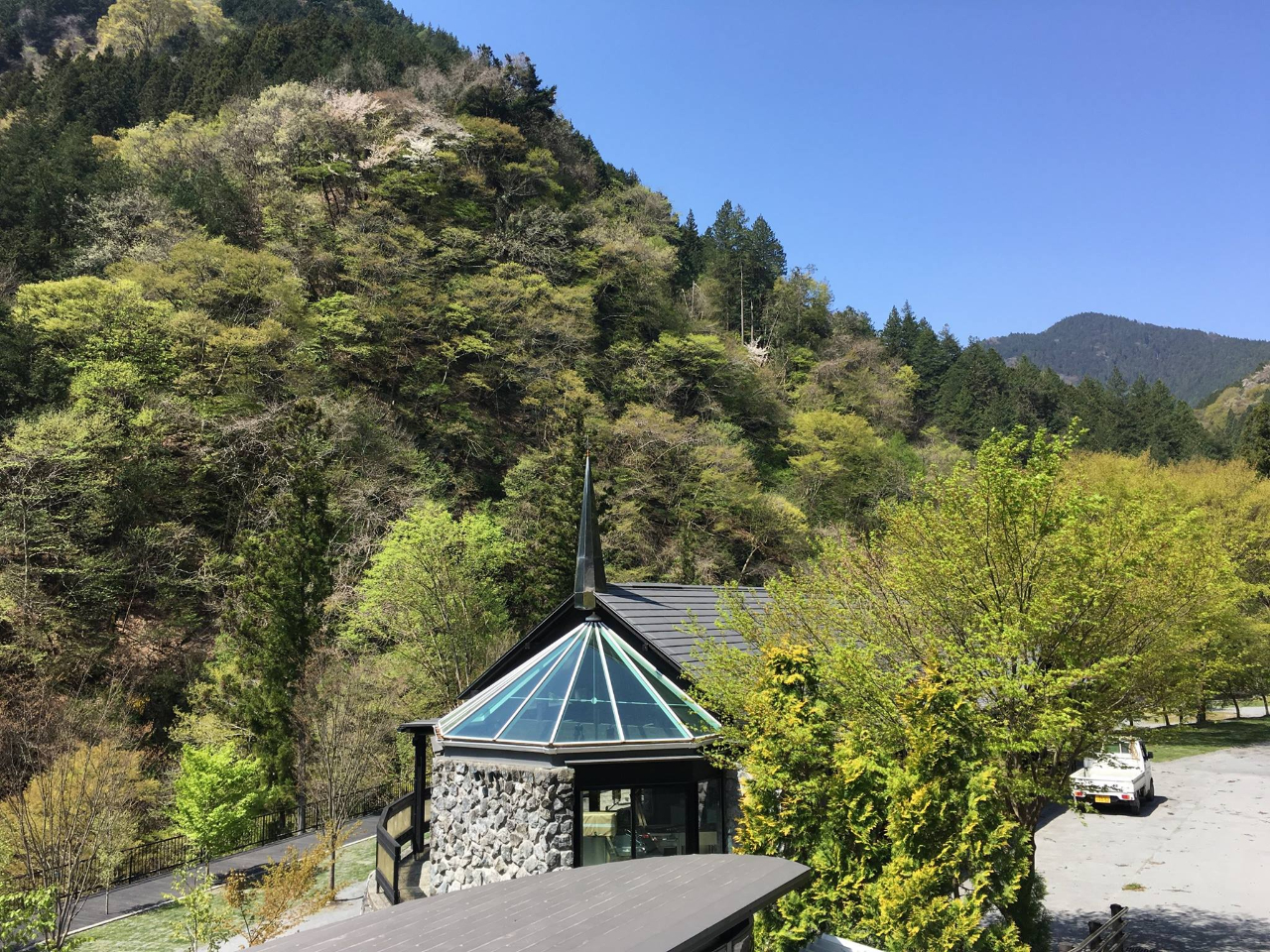 キャンプ場内と管理棟