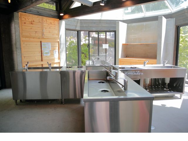 明るく清潔な炊事棟(お湯が出ます)。洗い物にご利用ください。(ガスコンロは有料です)