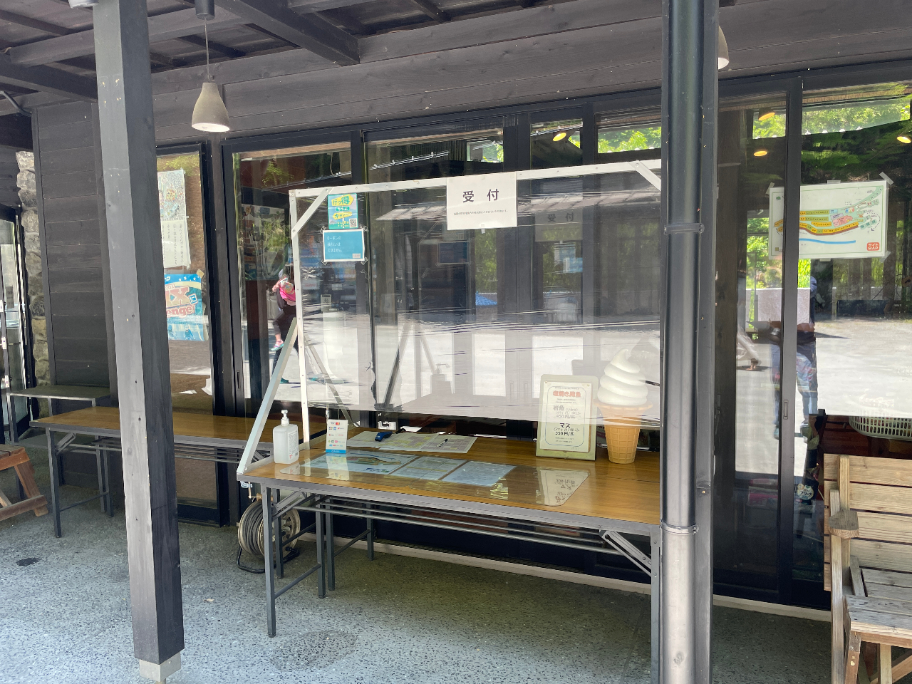 受付です。来場時に必ずお立ち寄りください。ご利用場所や施設をご案内いたします。塩焼き用のイワナやその他のレンタル、お買い物などもこちらでお願いします。