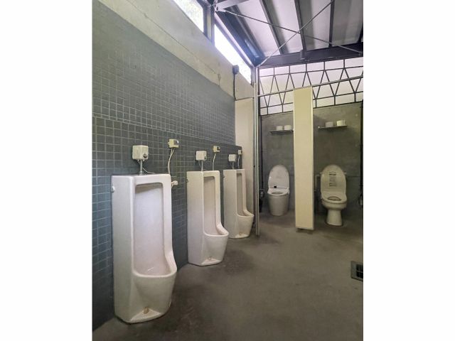 清潔なトイレ ウオシュレット付きです