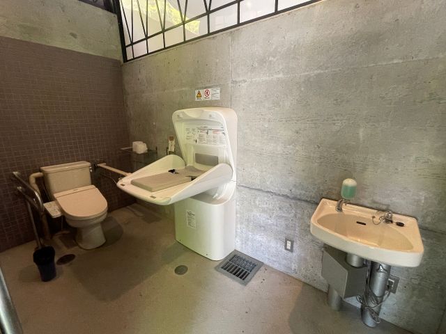 多目的トイレ おむつ台があります。 小さいお子様も安心です。