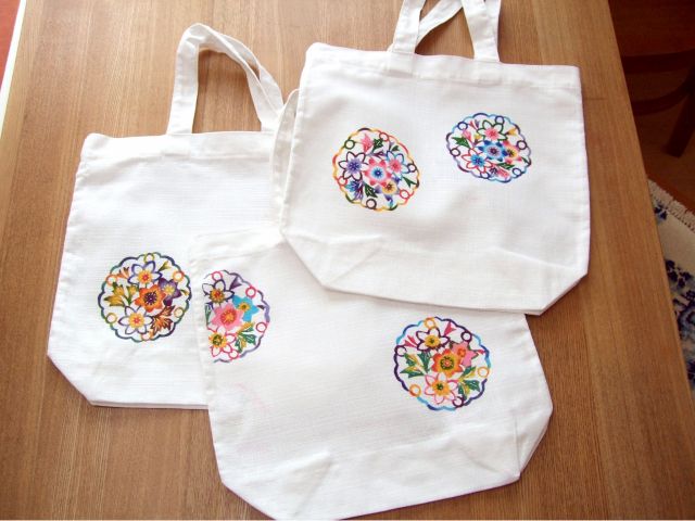 完成のトートバック。色の組み合わせは無数。オリジナルの色で染めてみましょう♪