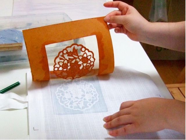 3回目で型紙の柄を布に写していきます。これを「型置き」と呼んでいますよ。