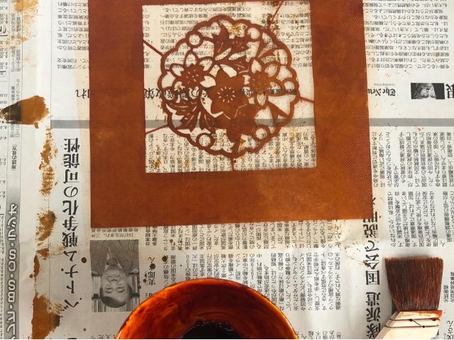 人工の漆を塗ったら、もし少しで型紙の完成です。