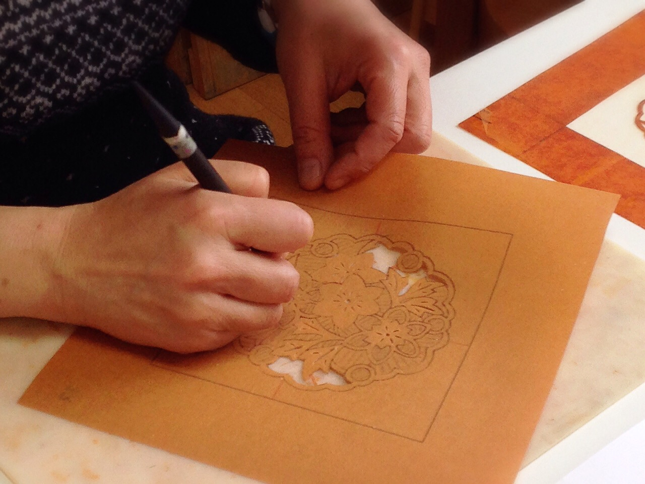 初日には、デザインカッターで型紙を彫ります。(紅型では切ると言わず彫るといいますよ)