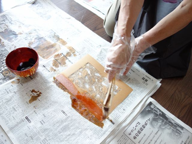 2回目で紗張りといって、彫り上げた型紙を人工の漆で固めていく作業をおこないます。