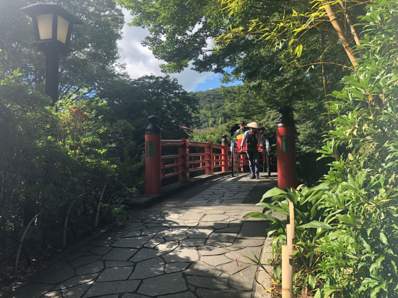 五つの赤い橋は、すべて恋愛にまつわる橋で恋の橋巡りも人気です