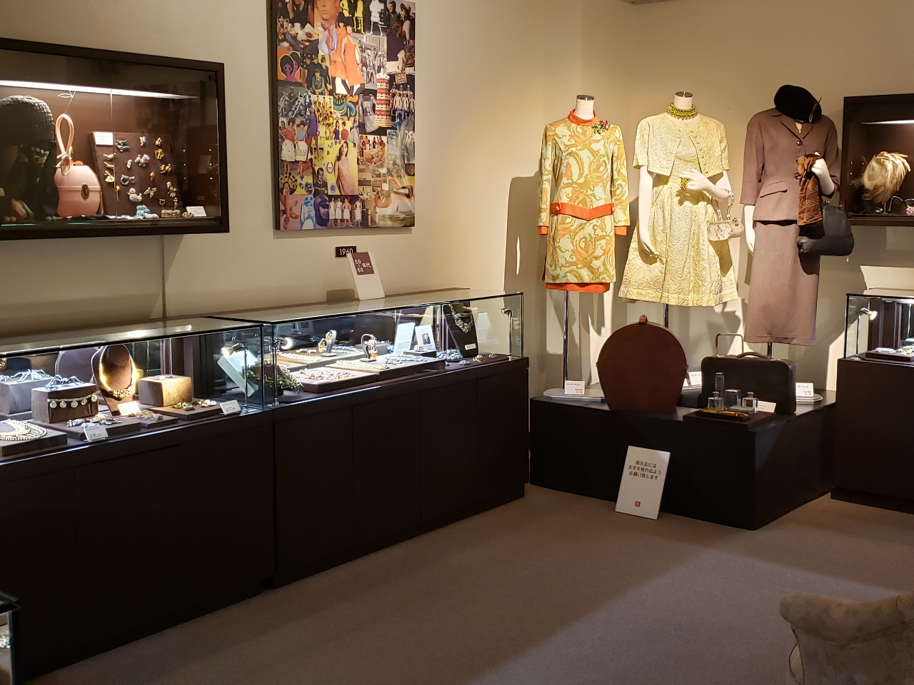 ݓWI[gN`[̓WłB؂₩ŖڂЂAԂȃfUCɃnEbhɂ߂̖ʉe܂B